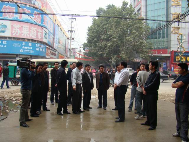 项城市人民政府公众网-市长邹洪一行督导城市道路改造