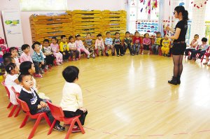 幼儿园里排排坐。小朋友们在幼儿园上课。IC供图