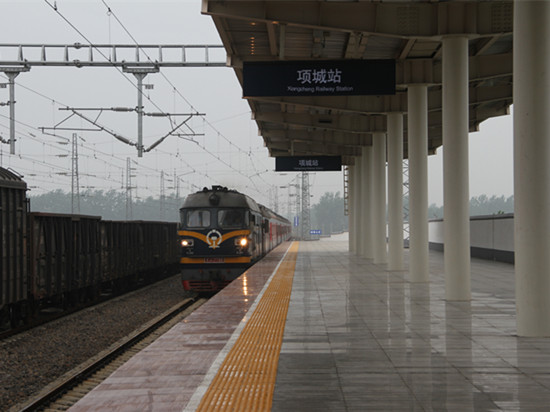 乘客们丝毫不掩饰内心的激动心情,笑容写在每个人的脸上。黄真伟郑重地对大家说,下一步,我市首先将紧密配合铁道部门抓好火车站的管理和服务工作,一定让所有的旅客在项城能够走的安全、走的舒心。其次,扩大宣传,进一步增强火车站给经济社会发展所带来的美誉度、吸引力,提升项城在周口、全省乃至全国的影响。第三要加大安全防控工作。他对有关负责同志说,要进一步完善维稳方案,加强统筹协调,开展应急疏散演练,配齐配强防控力量,管住管严重要卡口,重点抓好夜间防控,确保治安不出问题。