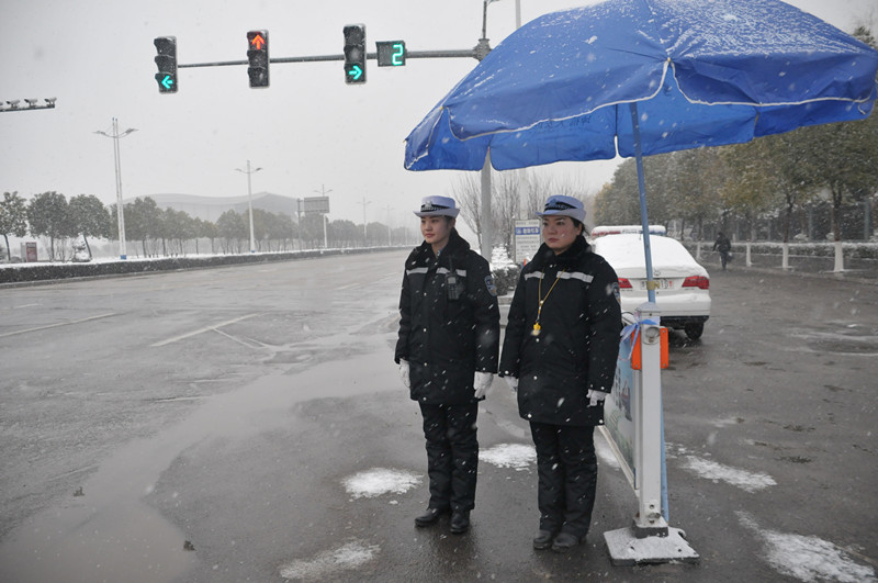 市交警大队全体民警奋战雪天第一线